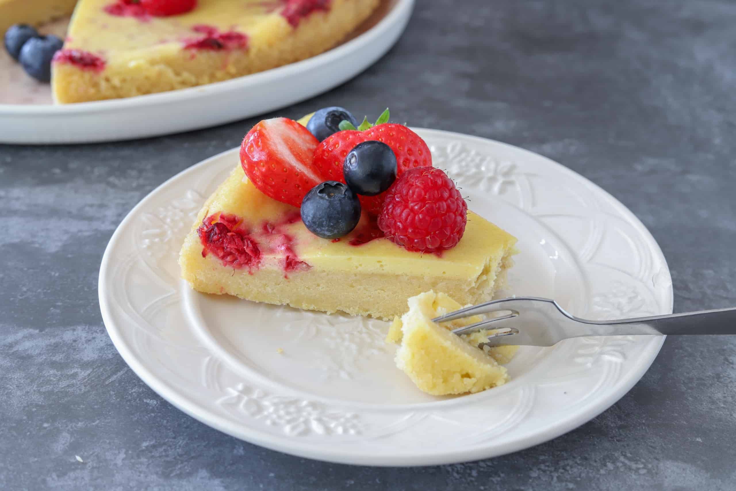 Boterkoek met cheesecake topping en rood fruit