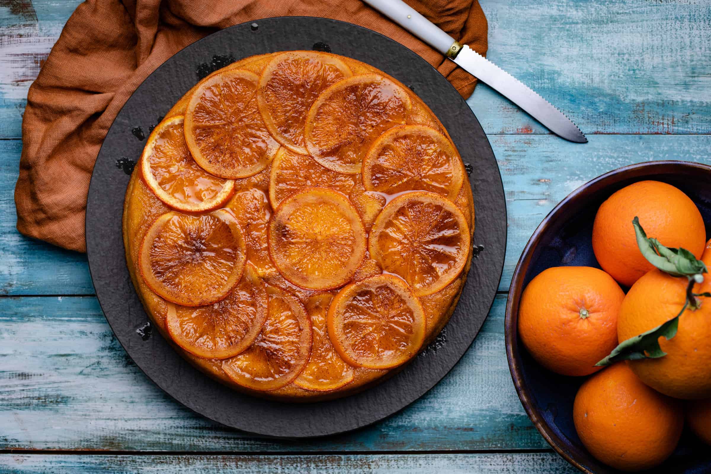 Omgekeerde sinaasappelcake met kaneel en piment